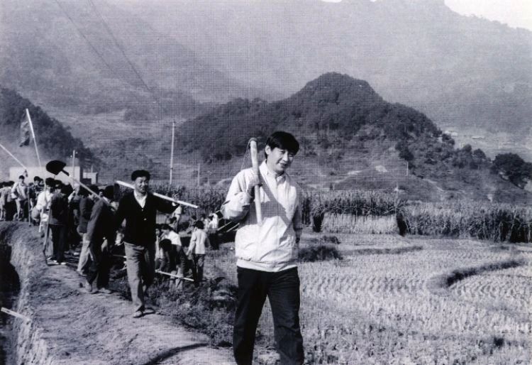 　　△1989年，时任福建宁德地委书记的习近平带领地直机关千余名干部到水利工地参加修整水渠劳动。